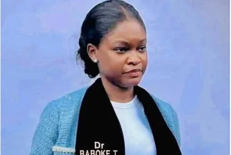 À 23 ans, la chanteuse Indira décroche son doctorat en médecine