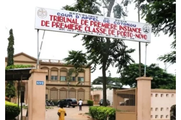 Tribunal de Porto-Novo : un jeune homme condamné à 24 mois de prison pour vol de pièces automobiles 