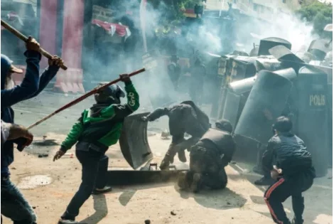 Indonésie : tension après la mort d'un jeune taxi-moto écrasé par un véhicule de police
