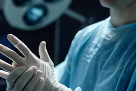 Fait divers : un chirurgien abandonne un patient sur la table d'opération pour aller cogner une infirmière 