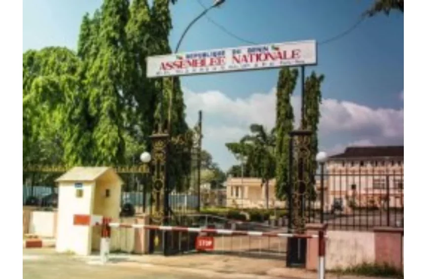 Assemblée Nationale : adoption du 6ᵉ rapport d'activités du président Louis Vlavonou à la majorité