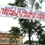 Tribunal de Porto-Novo : un jeune homme condamné à 24 mois de prison pour vol de pièces automobiles 