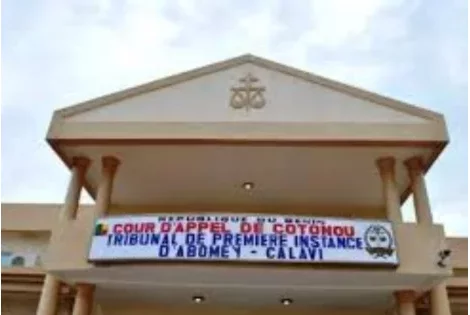 Bénin : un père et son fils poursuivis après la mort d'une jeune fille enceinte à Abomey-Calavi 