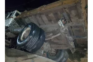Bohicon : un camion benne transportant du sable finit sa course dans un caniveau