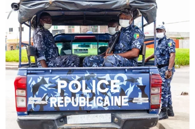 Adjarra : 2 individus interpelés avec 22 plaques d'immatriculation et 30 cartes grises