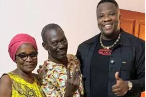 Côte d'Ivoire : ce qu'il faut savoir de la mobilisation de fonds pour offrir une maison au cinéaste Fortuné Akakpo