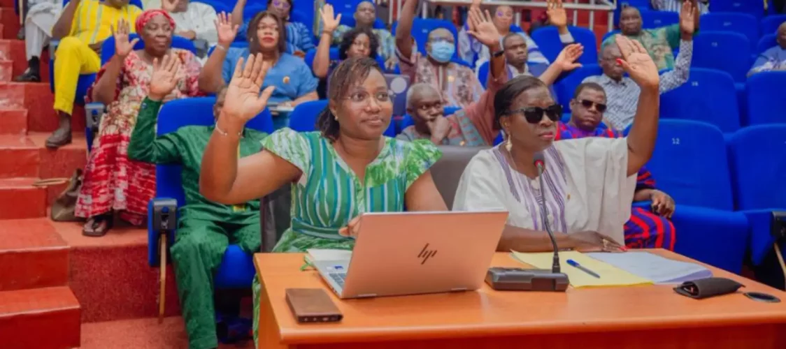 Burkina Faso : le Parlement vote la dissolution des partis et formations politiques