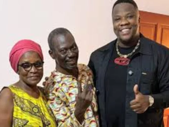 Côte d'Ivoire : ce qu'il faut savoir de la mobilisation de fonds pour offrir une maison au cinéaste Fortuné Akakpo