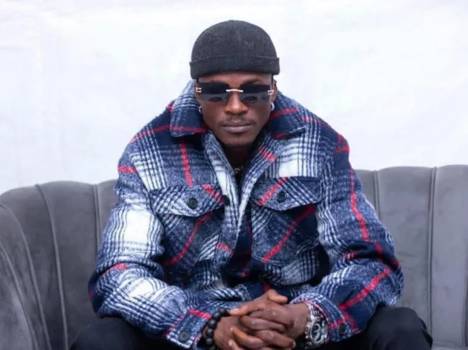 Showbiz ivoirien : l'artiste Debordo Leekunfa déposé en prison après son arrestation