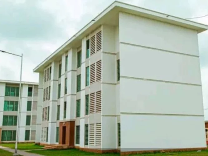 Bénin : un agent immobilier jugé à la Criet pour tentative de vente en ligne des logements sociaux de Ouèdo