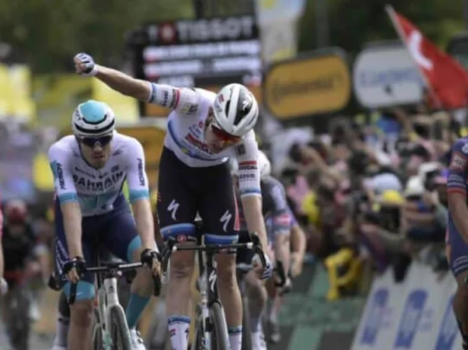 Tour de France 2025 : Tim Merlier remporte la 3è étape, marquée par des chutes, au sprint