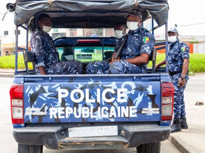 Adjarra : 2 individus interpelés avec 22 plaques d'immatriculation et 30 cartes grises