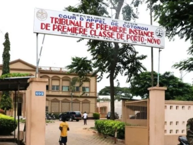 Bénin : Un chauffeur vend la voiture de son patron et écope de la prison à Porto-Novo 